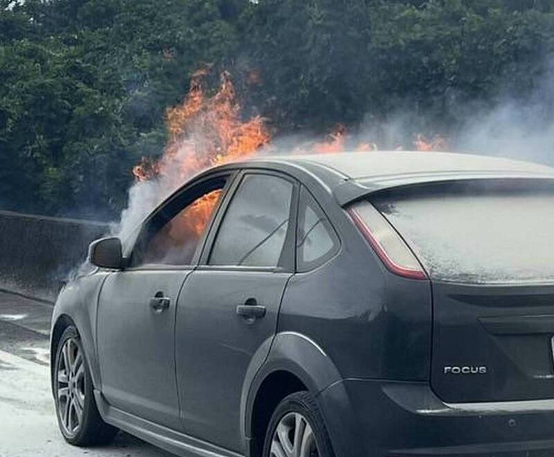 彰化市東外環道今天上午發生火燒車，1輛轎車行駛途中突然竄煙並起火燃燒，火勢猛烈。 （警方提供）