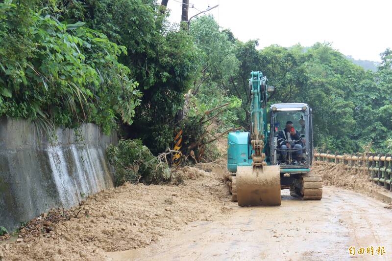 新北市瑞芳通往阿美家園的道路坍方，人車無法出入，市長侯友宜到場會勘。（記者翁聿煌攝）