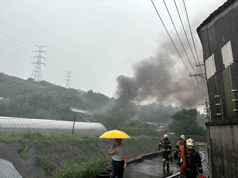 新北市五股一處磚造、鐵皮混合倉庫失火，消防人車趕往滅火。（記者吳仁捷翻攝）