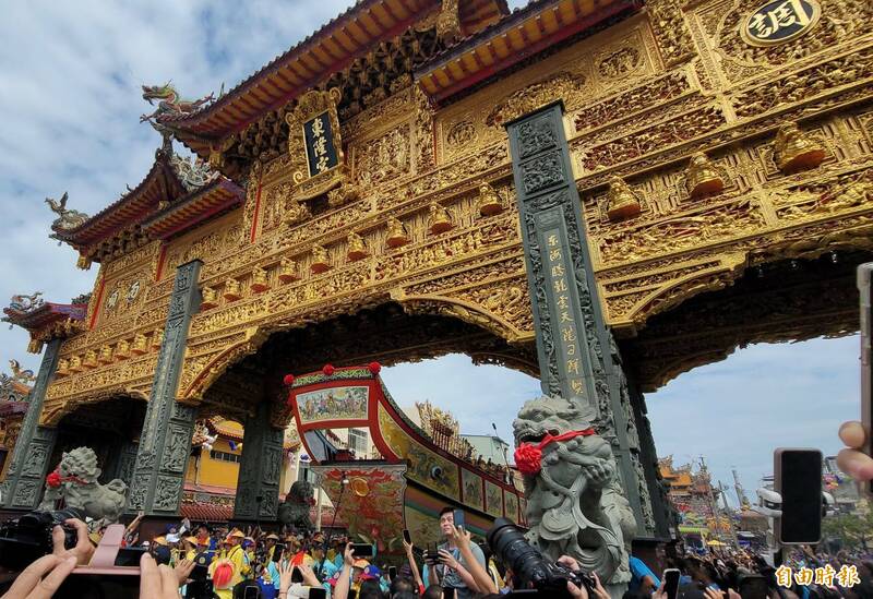 東港迎王祭典，王船遶境經過黃金牌樓，場面熱烈。（記者葉永騫攝）