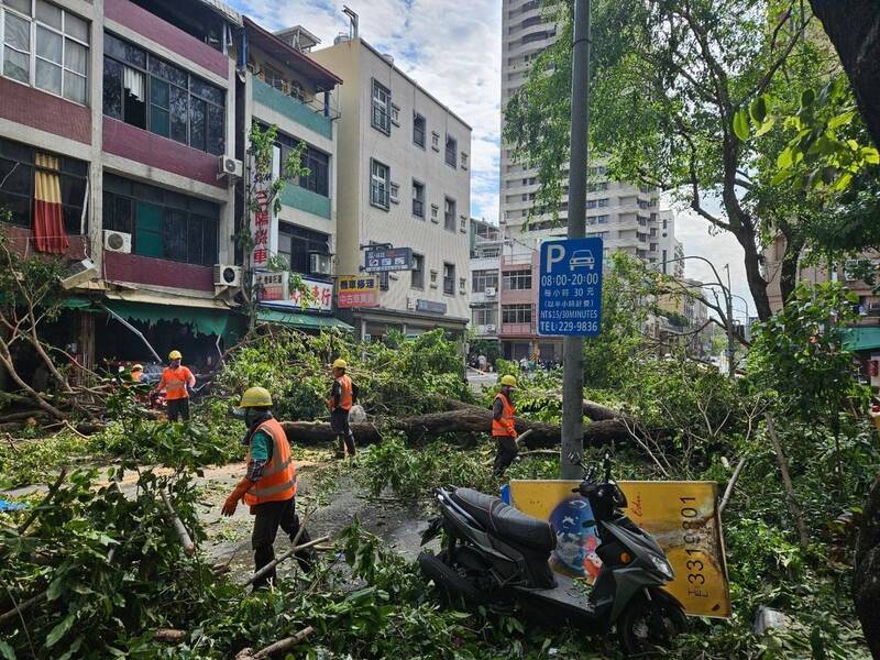 台南市府派出團隊支援高雄市市容清理。（台南市府提供）