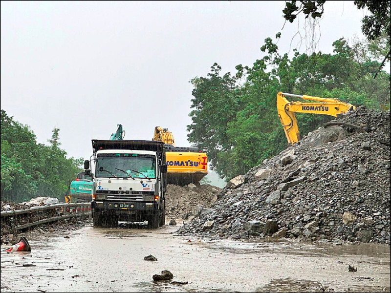 蘇花公路崇德段164.4K發生土石流，公路局緊急清除，已搶通。（公路局提供）