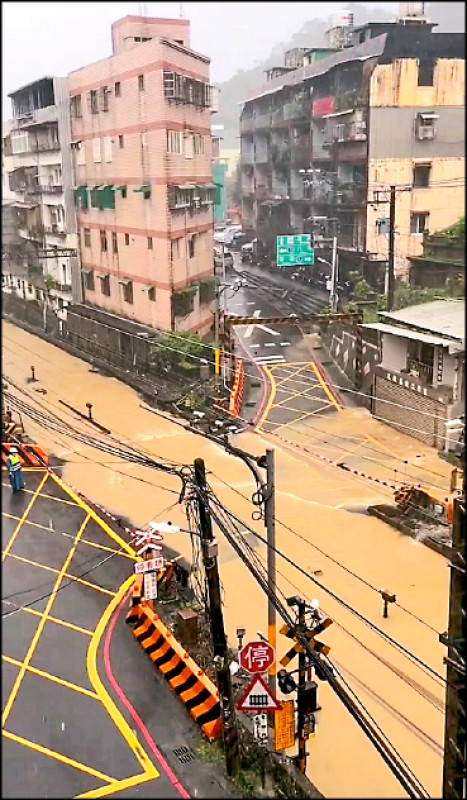 瑞芳市區多處積淹水，鐵道周邊汪洋一片。（民眾提供）