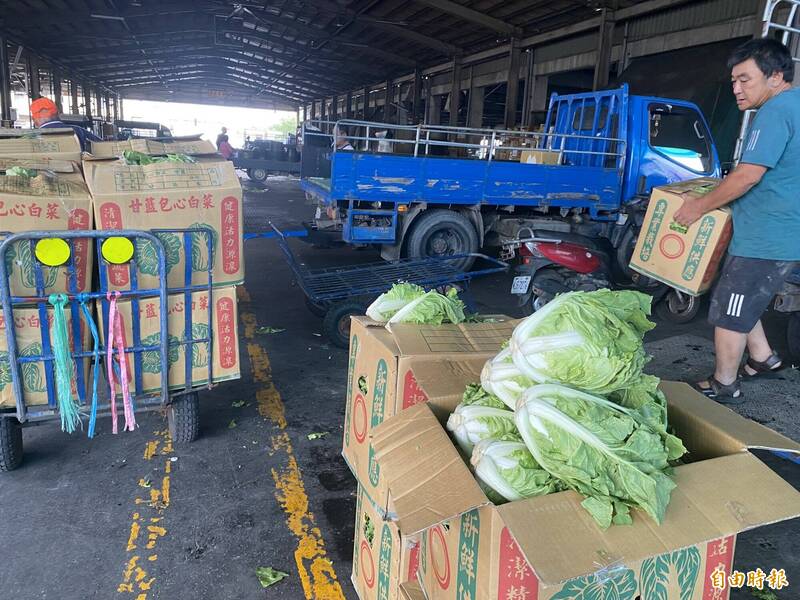 面對颱風逼近，農民搶收農作物，民眾搶買，彰化溪湖果菜市場蔬菜批發價連兩日上漲。（資料照，記者陳冠備攝）