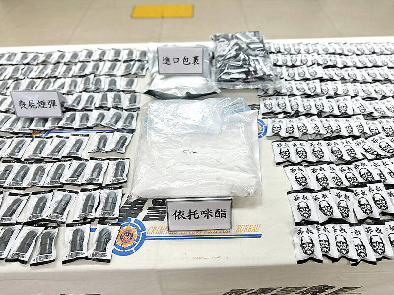 Packges of etomidate confiscated by the Criminal Investigation Bureau are displayed in Taipei on Aug. 21.
Photo: CNA