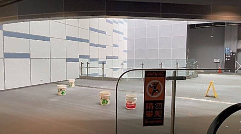 台北市議員陳怡君指大巨蛋隨處可見水桶接漏水。（台北市議員陳怡君提供）