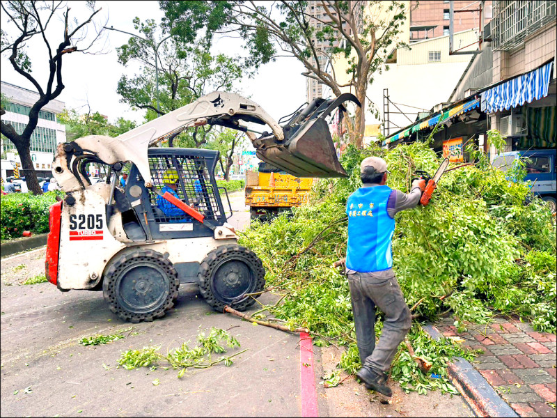 「山陀兒」重創高雄市，台中市府首波派24人南下協助救災。（台中市府提供）