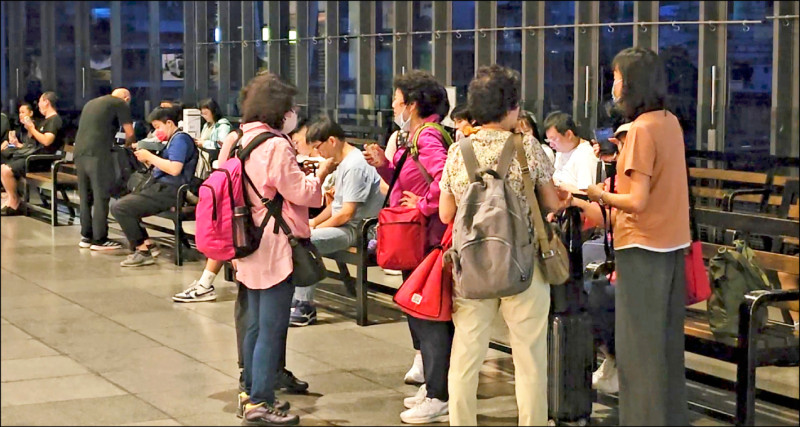 台鐵北迴線昨天恢復運行，花蓮站候車室一早就出現人潮。（民眾提供）