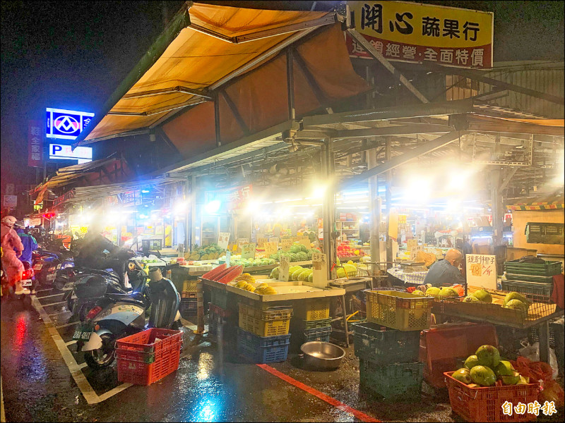 平鎮區南勢黃昏市場傍晚後營業，為當地民眾仰賴的傳統市場。（記者黃政嘉攝）