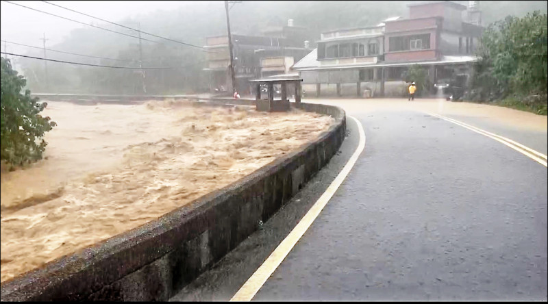 萬里區豪雨導致員潭溪溪水暴漲。（民眾提供）