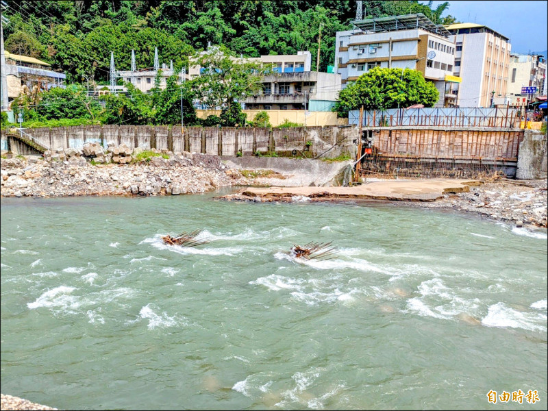 南投水里鄉重建中的民生橋，7月遭凱米颱風重創橋基工程，不僅鋼筋遭沖歪，還被檢查出有裂痕。（記者劉濱銓攝）