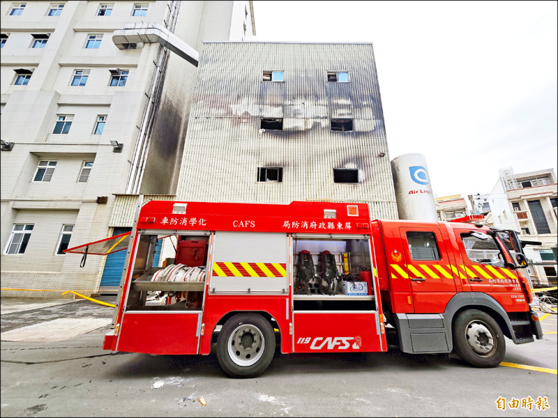 屏東縣東港鎮安泰醫院大火昨傳復燃，消防員急入場戒護。（記者陳彥廷攝）