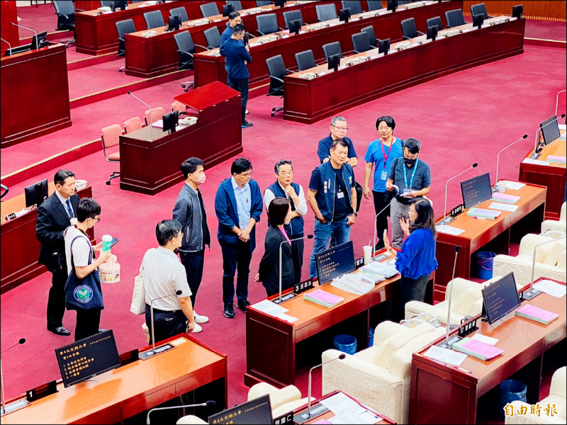 台北市議會昨開議，大會散會後，北市府官員向議員秦慧珠做說明。
（記者楊心慧攝）