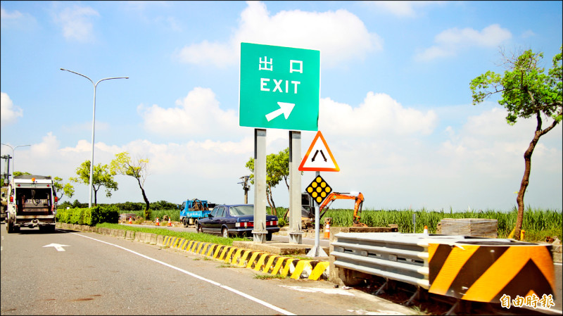 高鐵大道轉往嘉五十八線的快慢車道匯入口，經常發生車禍事故。（記者林宜樟攝）