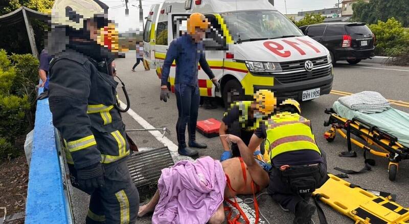 警消順利救援男騎士。（警方提供）