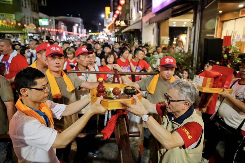 「府城迎媽祖」遶境時駐駕在蘇姿丰的祖宅，蘇奕榮（右）恭迎接駕。（讀者提供）