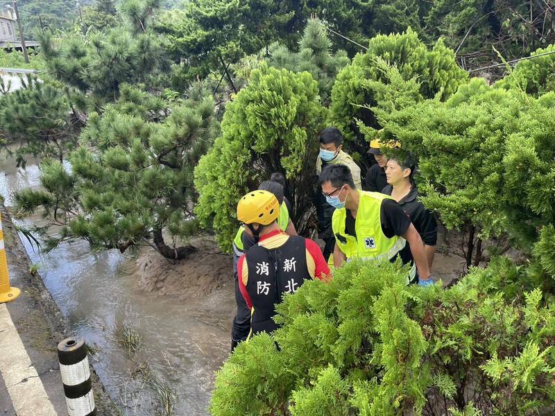 新北市北海岸昨起降下大雨，金山區潭子內一處松樹園內今天凌晨傳出尋獲失蹤的李姓夫妻，但不幸雙雙身亡，疑受困洪水在住處旁約50公尺處失溫致死，檢警待消防救援後，相驗遺體釐清死因。（記者吳仁捷翻攝）