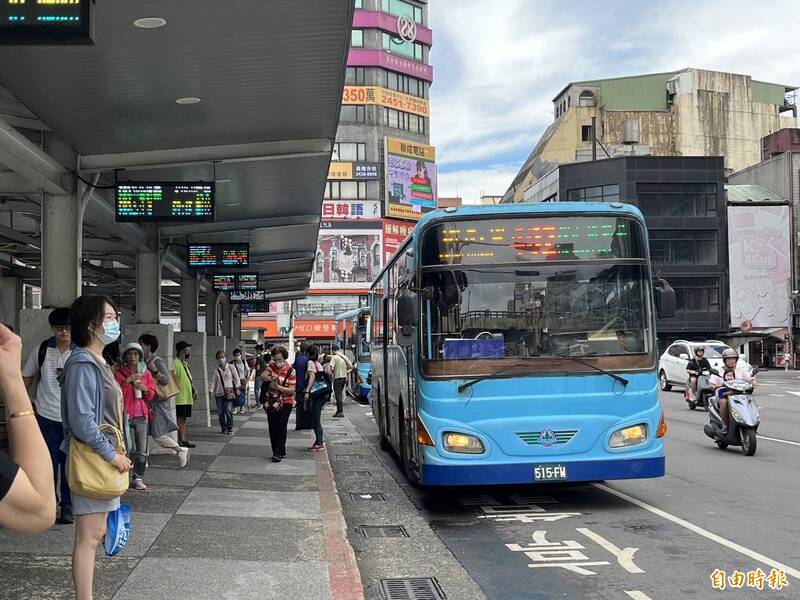 基隆城市羊程馬拉松實施交通管制，基隆市各路線公車改道。（記者盧賢秀攝）