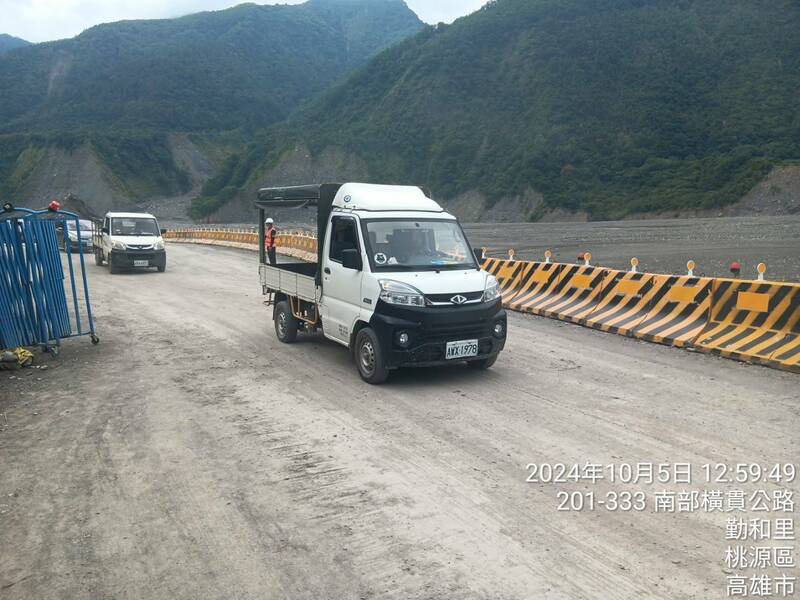 南橫明霸克露橋便道沖毀，公路單位提早2天搶通。（甲仙工務段提供）