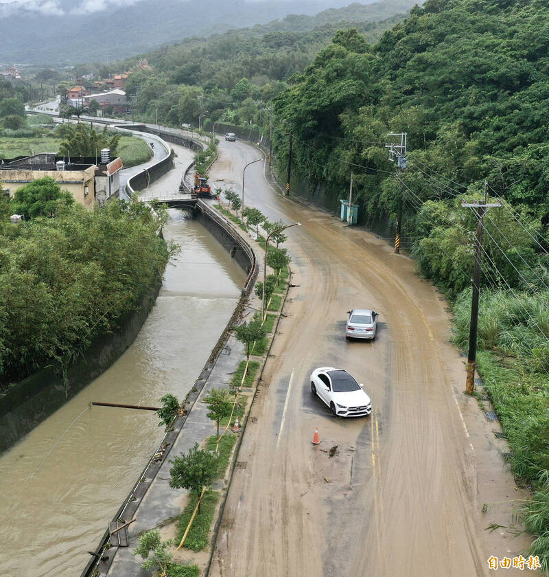 山陀兒颱風減弱為熱帶性低氣壓後，新北市金山區降下驚人雨勢，造成轄內多處嚴重淹水，4日晚間11點積水退去後，現場泥濘不堪。（記者羅沛德攝）