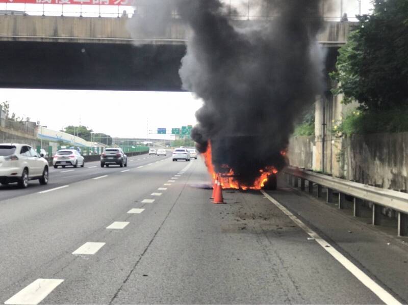 國2西向19公里處聯結車突起火，烈焰黑煙狂竄。（桃園市消防局提供）