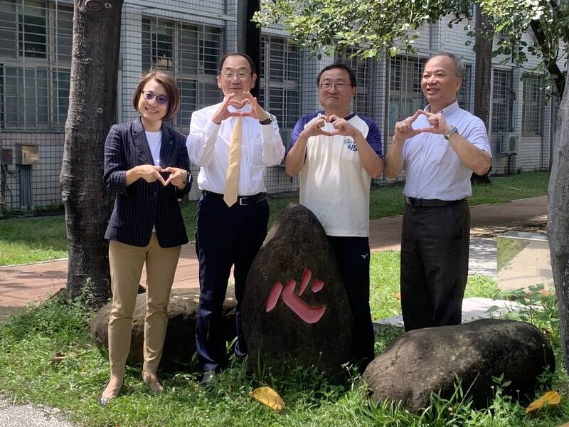 當年的二高女校園，就是現在的中山國中。永仁高中校長余月琴（左起）、日本秋田市長穗積志、中山國中校長林國斌、台南女中校長洪慶在心字池的合照。（台南市政府提供）