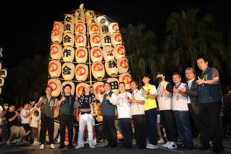 日本東北3大祭典之一的秋田竿燈祭，在新營街頭表演。（台南市文化局提供）