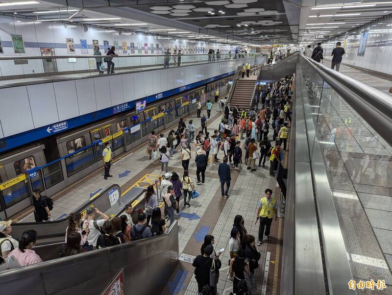 國慶晚會在台北大巨蛋舉辦，台北捷運加密板南線班距疏運離場人潮。（記者林承鴻攝）