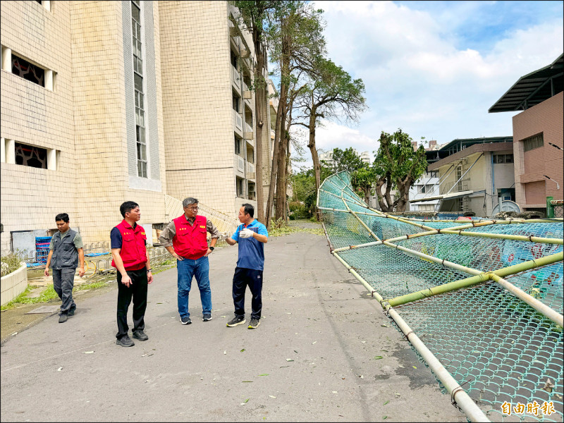 中正高中與國軍高雄總醫院之間的圍牆因颱風倒塌，高雄市副市長李懷仁、教育局長吳立森昨前往勘災。（記者許麗娟攝）