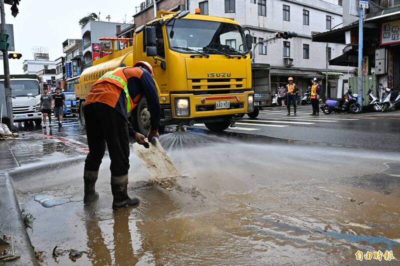 颱風「山陀兒」等因素造成的大雨，使新北金山區等地出現淹水災情，市府表示，針對受影響的商圈、市場、企業、住家與漁船，市府提供減免與救助等措施，自10月7日起開始受理申請。（記者陳志曲攝）