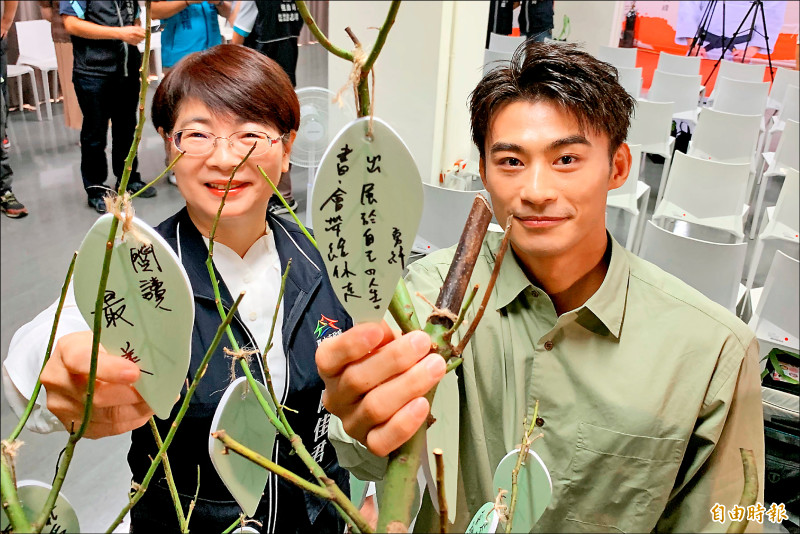 柔道國手楊勇緯（右）擔任今年台中閱讀節閱讀大使，他在許願樹寫下「書會帶給你走出屬於自己的人生。」（記者蔡淑媛攝）