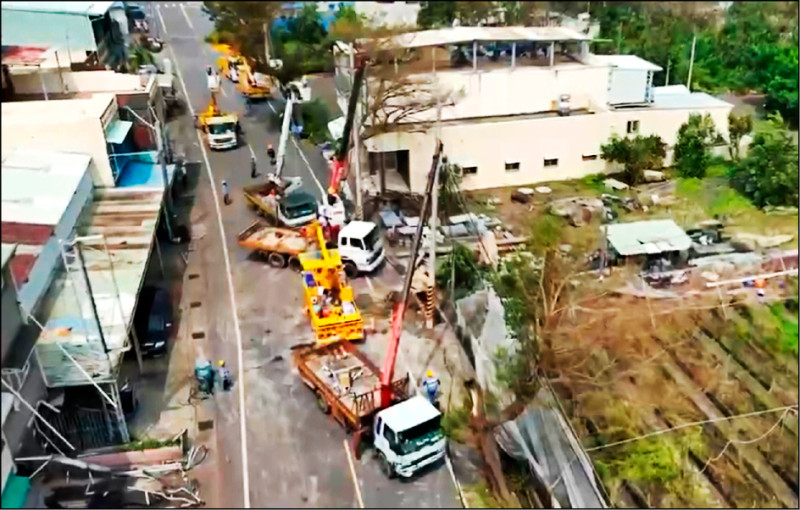 台電鳳山區處於林園區文賢南路建桿搶修。（台電提供）