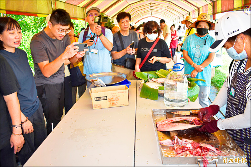 台南虱目魚文化季系列活動，昨由北門虱目魚節打頭陣，漁民現場展示無刺虱目魚製作。（記者楊金城攝）