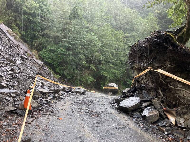 雪霸處表示大鹿林道東線5.2公里落石清理完畢。（雪管處提供）