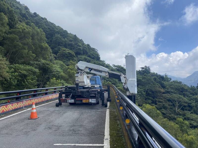 高雄六龜及桃源區藤枝聯外道路10月14日將進行橋梁檢測作業，屆時舊潭橋、寶山一號橋和二號橋3座橋梁，將分時段封路並進行人車管制。（林保署屏東分署提供）