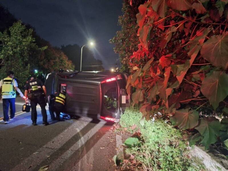 蔡男疑晃神自撞護欄，導致車子側翻，幸人未受傷。（民眾提供）