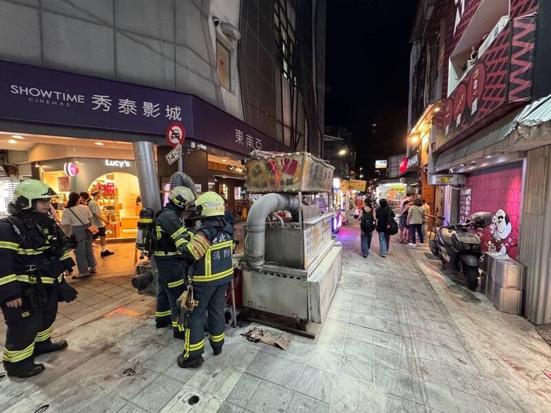 台北公館商圈攤位驚傳失火，路人嚇得報警，攤商卻淡定自行滅火，當消防員趕到時，火勢早已撲滅。（記者王冠仁翻攝）