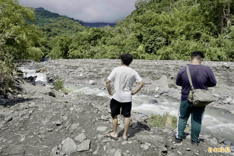 台東縣太平溪在山陀兒颱風期間遭受暴雨侵襲，供水管被沖斷到下游，溪床土石深埋，難見原本溪床。（記者劉人瑋攝）