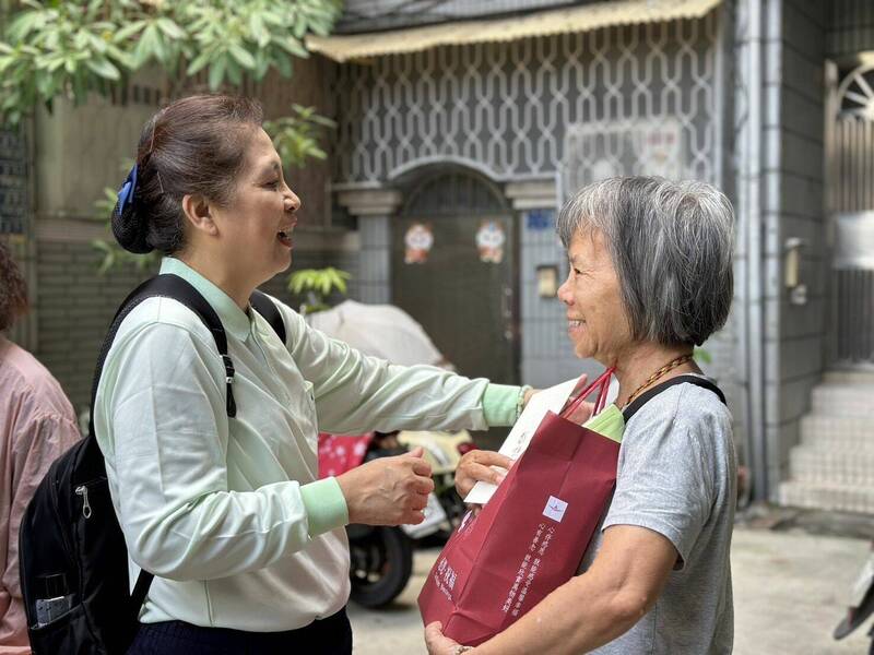 台中慈濟醫院醫護人員南下高雄市苓雅，訪視山陀兒風災災民。（圖由慈濟提供）