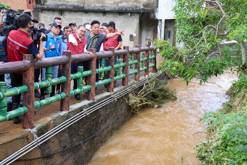 山陀兒颱風挾帶豪雨造成新北市許多地方淹水，市長侯友宜拍板，針對淹水深度未達50公分的受災戶，加碼補助每戶5000元。（圖由新北市政府提供）