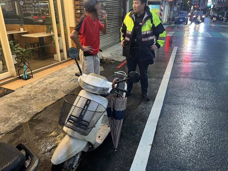 老翁騎機車出門卻忘記騎回家，一覺醒來以為機車不見，報案後警方靠著他口袋裡的發票「破案」。（記者鄭淑婷翻攝）