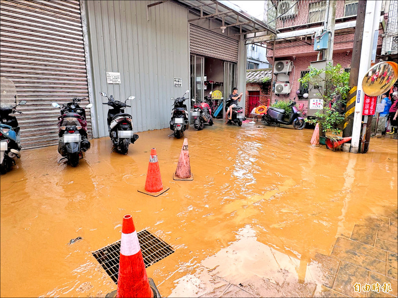 金山遭暴雨狂襲，昨天水退了，老街街道滿是黃泥。（記者羅國嘉攝）