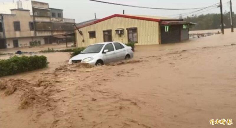 新北市金山、萬里一帶4日暴雨成災，道路也變水鄉澤國。（資料照，記者盧賢秀攝）