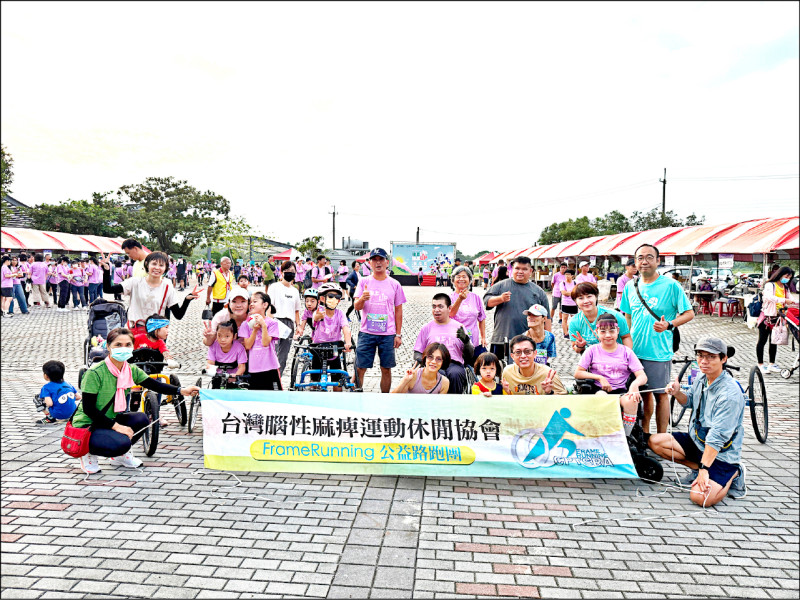 腦麻選手運用輔具參賽，展現「普特融合」運動平權概念。
（嘉義縣府提供）