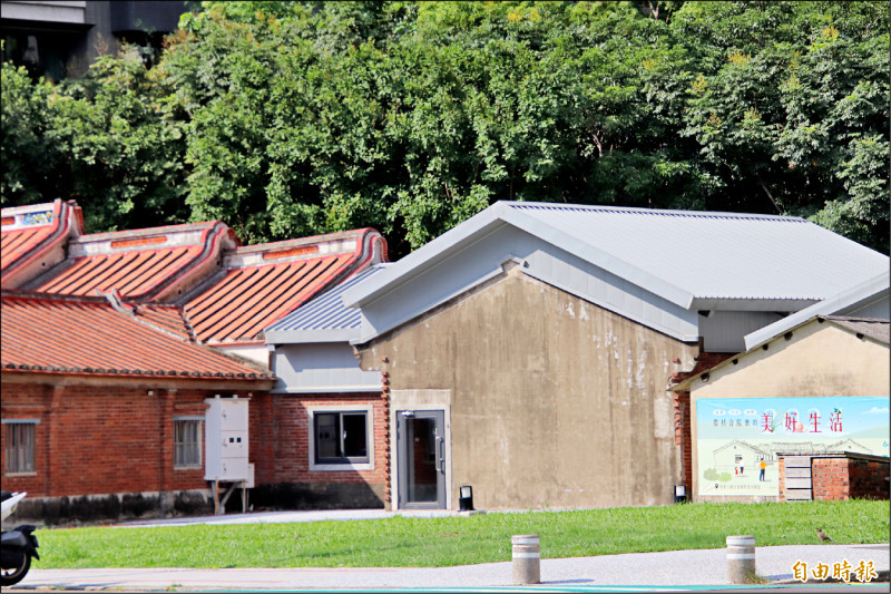 竹北汾陽堂附屬建築為增建建物，因狀況不佳，暫以鐵皮屋頂修繕。（記者黃美珠攝）