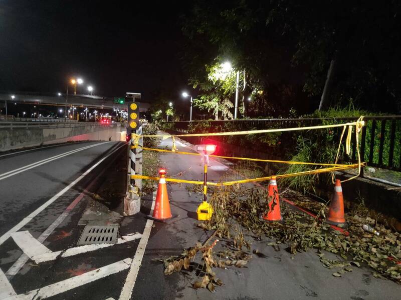 國一末端機車便道封閉，警方提醒勿闖越。（讀者提供）