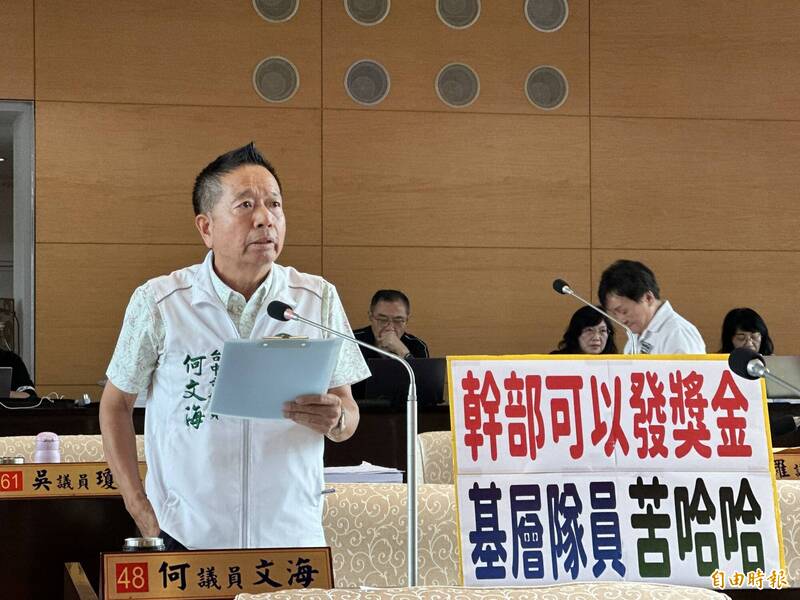 市議員何文海質疑清潔隊員的中秋獎金或禮品今年未發，要求市長盧秀燕了解原因。（記者蘇金鳳攝）