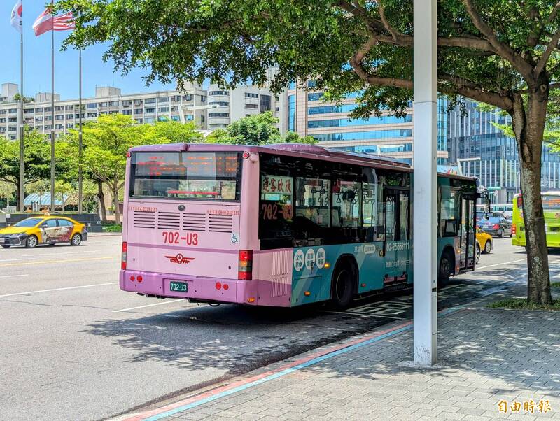 台北市政府每2年檢討公車運價，據了解今年台北市公共汽車商業同業公會提報價格為29.2463元，較前年運價漲約24%、多5.7759元。（記者林承鴻攝）