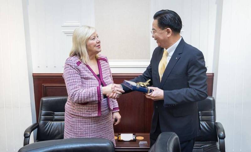 美國聯邦眾議員萊斯可（Debbie Lesko）所率領的國會議員團訪問台灣，今日赴總統府拜會國安會祕書長吳釗燮。（總統府提供）