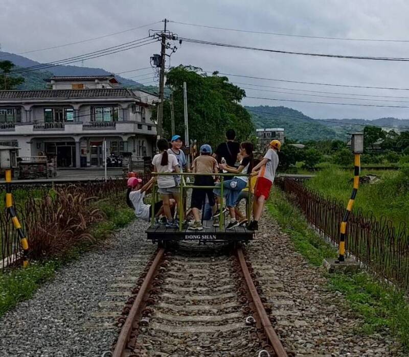 宜縣冬山鄉潤泰鐵道觀光廊帶預計10月底前開放，圖為新設的軌道手搖車。（圖由冬山鄉公所提供）